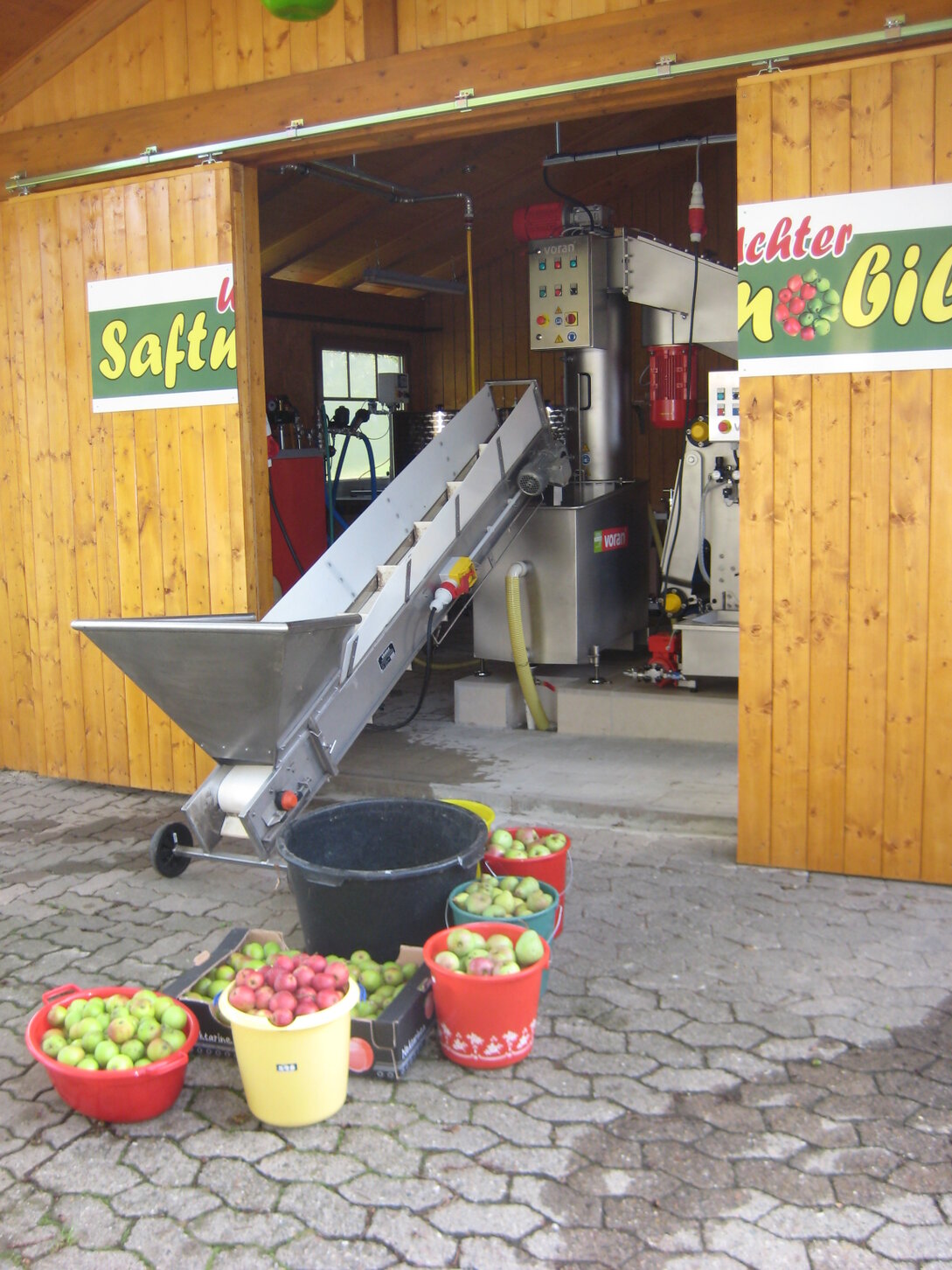 Mobile Obstpresse beim Pressen von Äpfeln