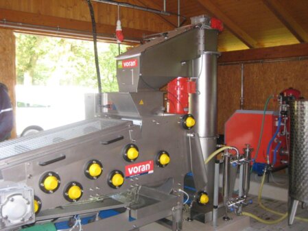 Das Uchter Saftmobil bei der Arbeit auf einem Hof