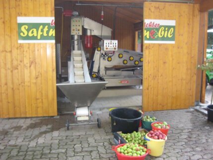 Abfüllung von pasteurisiertem Apfelsaft in Bag-in-Box Gebinde
